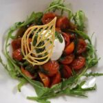 Warmer Tomatensalat mit Burrata und Pesto