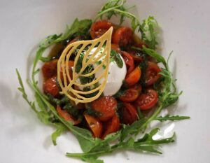 Warmer Tomatensalat mit Burrata und Pesto