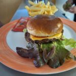 Kinder-Cheeseburger mit Pommes