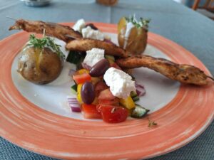 Souvlaki mit griechischer Salat und Ofenkartoffeln