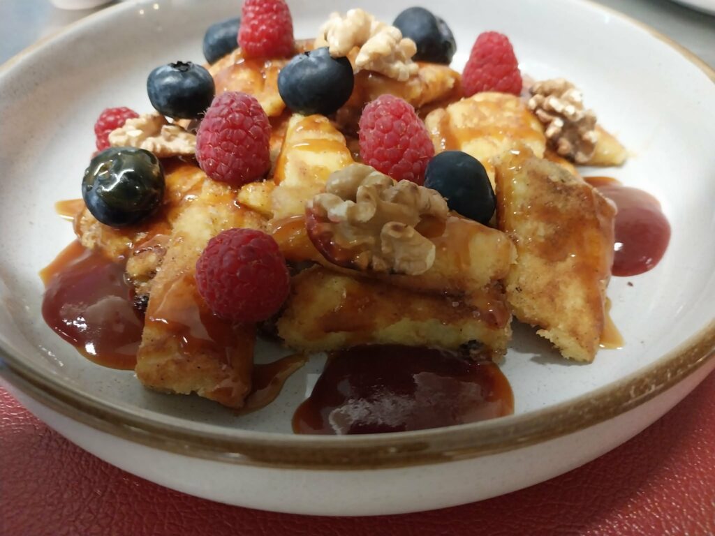 Kaiserschmarren, Karamell, geröstete Walnüsse, Beeren