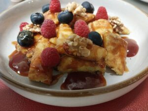 Kaiserschmarren, Karamell, geröstete Walnüsse, Beeren