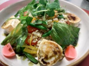 Gegrillter Ziegenkäse, Buchweizensalat
