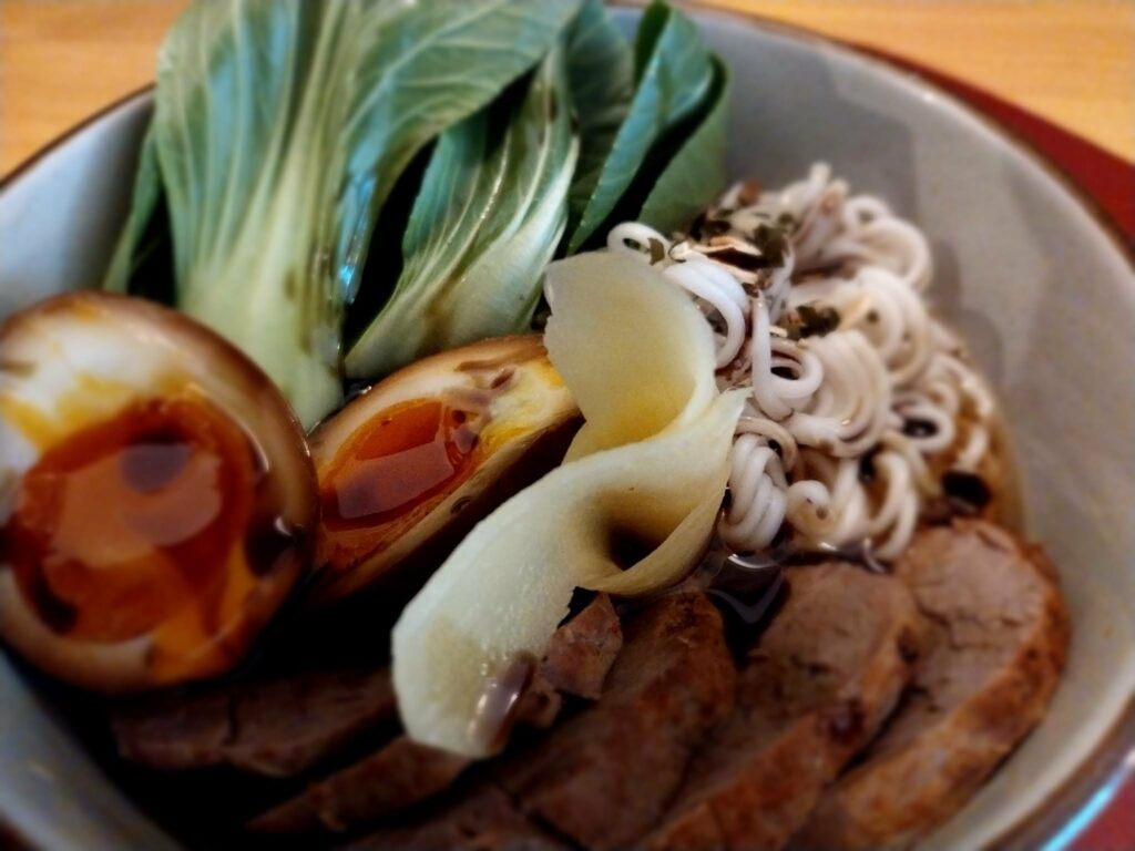 Steirisches Ramen - Wildschweinsuppe, Nudeln, Eier, Kürbiskernöl