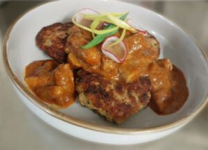 Vegetarischer Steinpilzgulasch, Kaspressknödel