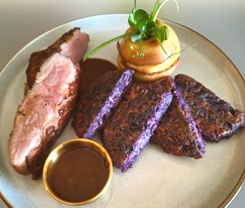 Entenbrust, Rotkohl-Fladen, Bratapfel, Entenjus