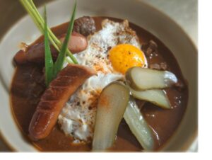 Fiakergulasch, Gebäck – Hirschfleisch, Spiegelei, Essiggurken, Frankfurter